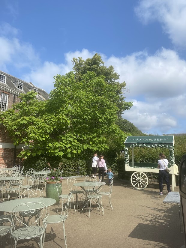 Outdoor terrace cafe near Kensington Palace