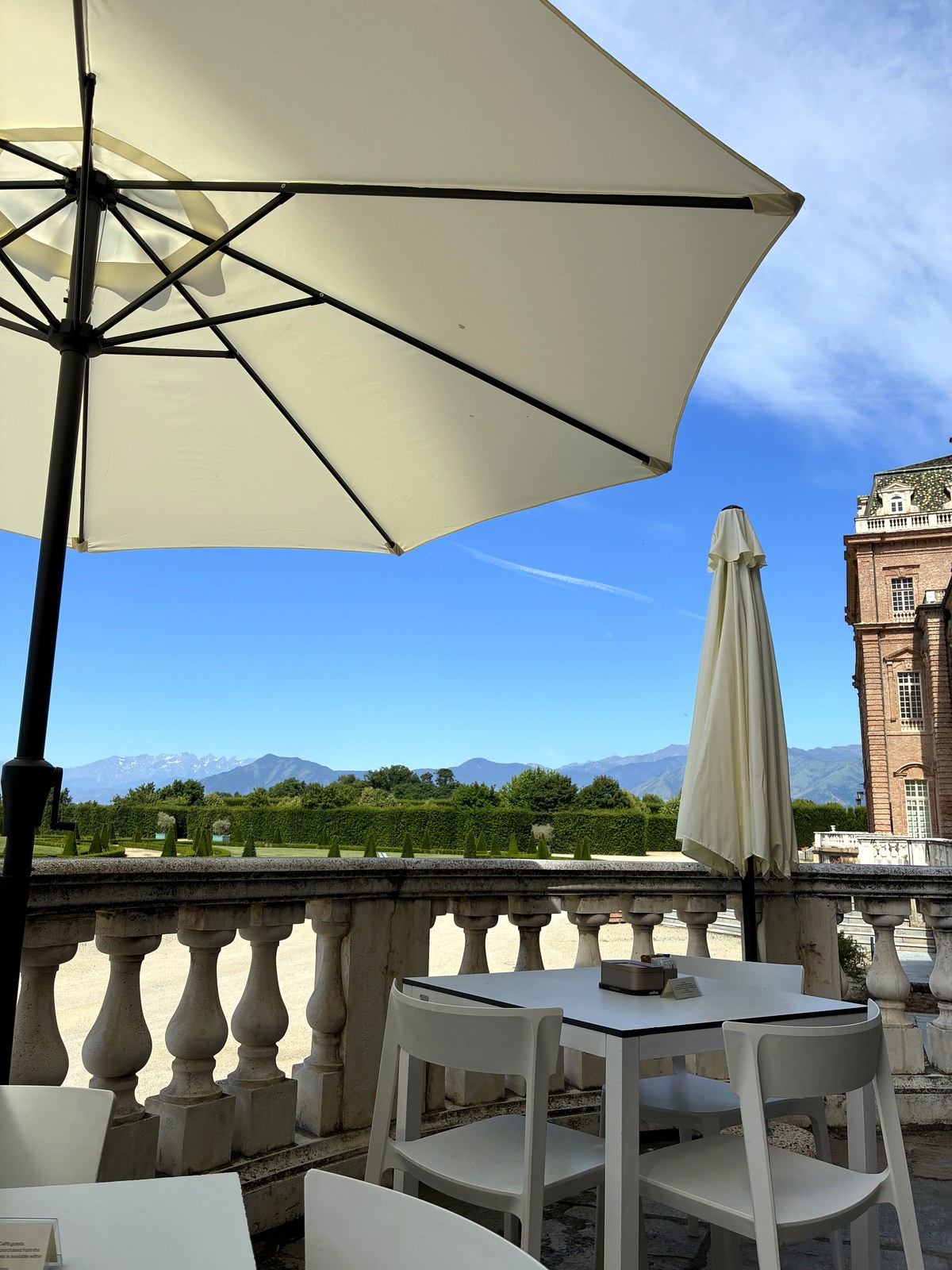 Garden-view terrace with a parasol at Venaria